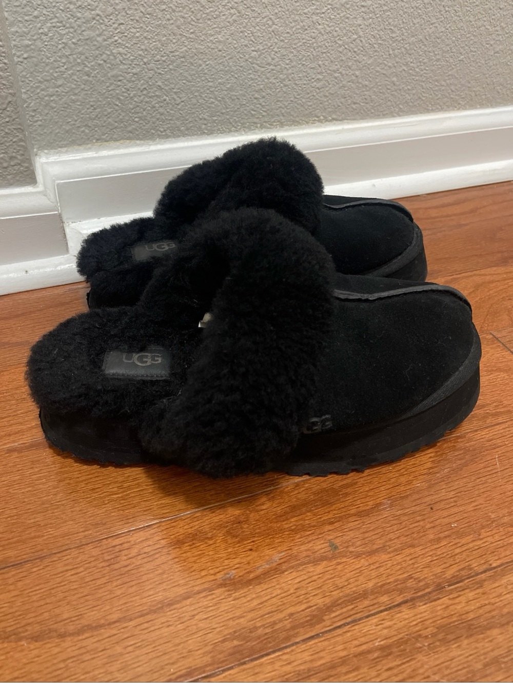 UGG women’s Sz 7  Black Suede Shearling Mule Slippers